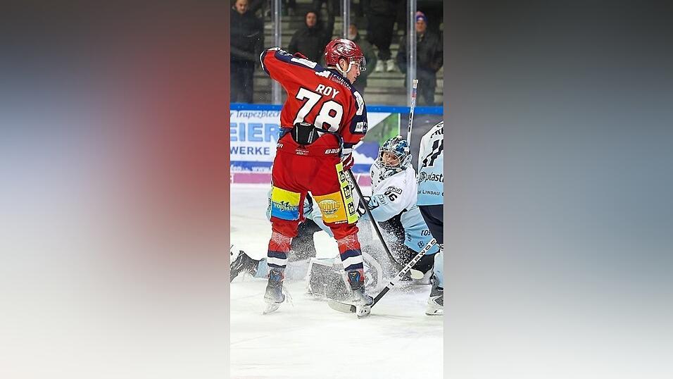 DSC-Stürmer Harrison Roy (in rot) war zwar gegen Lindau leer ausgegangen, überzeugte aber in Höchstadt erneut.