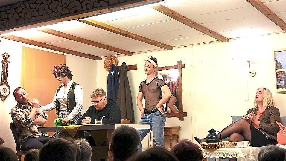 Ein Vereinsausflug steht in Konkurrenz mit der Feier der Silberhochzeit. Ein Vereinsausflug steht in Konkurrenz mit der Feier der Silberhochzeit.