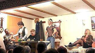 Ein Vereinsausflug steht in Konkurrenz mit der Feier der Silberhochzeit. Ein Vereinsausflug steht in Konkurrenz mit der Feier der Silberhochzeit.