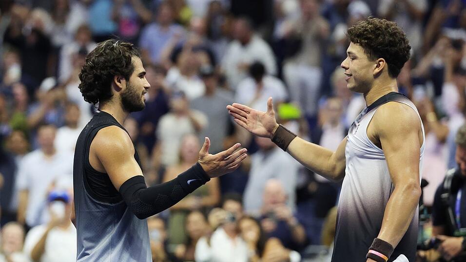 Faires Duell: Alcaraz (l) gratuliert Shelton. Faires Duell: Alcaraz (l) gratuliert Shelton.