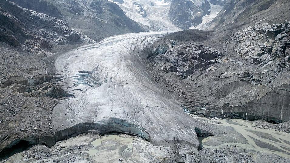 Hitzewellen und wenig Schnee setzen den Gletschern in der Schweiz, Österreich und Deutschland massiv zu. Hitzewellen und wenig Schnee setzen den Gletschern in der Schweiz, Österreich und Deutschland massiv zu.