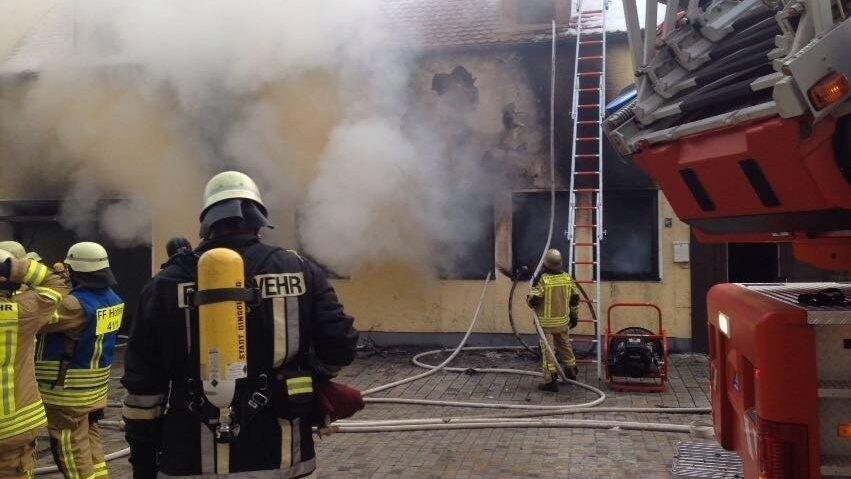 Bei einem Brand in einem Einfamilienhaus in Dingolfing sind am Montagmorgen f&uuml;nf Personen verletzt worden.