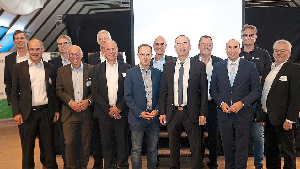 Die Gr&uuml;ndungsmitglieder des Informationsclusters Wasserstoffzentrum Fahrzeug- und Luftfahrtantriebe Pfeffenhausen (WFLAP), darunter der Bayerische Wirtschaftsminister Hubert Aiwanger (5.v.r.), MdB Florian Ossner (3.v.r.), Pfeffenhausens B&uuml;rgermeister Florian H&ouml;lzl (7.v.l.) und Tobias Brunner von Hynergy, einer der Ausrichter des Gipfels.