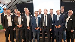 Die Gr&uuml;ndungsmitglieder des Informationsclusters Wasserstoffzentrum Fahrzeug- und Luftfahrtantriebe Pfeffenhausen (WFLAP), darunter der Bayerische Wirtschaftsminister Hubert Aiwanger (5.v.r.), MdB Florian Ossner (3.v.r.), Pfeffenhausens B&uuml;rgermeister Florian H&ouml;lzl (7.v.l.) und Tobias Brunner von Hynergy, einer der Ausrichter des Gipfels.