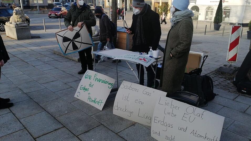 In einem Infostand am Passauer Ludwigsplatz haben Fridays-For-Future-Aktivisten am Freitag zum Thema Klimaschutz informiert. In einem Infostand am Passauer Ludwigsplatz haben Fridays-For-Future-Aktivisten am Freitag zum Thema Klimaschutz informiert.