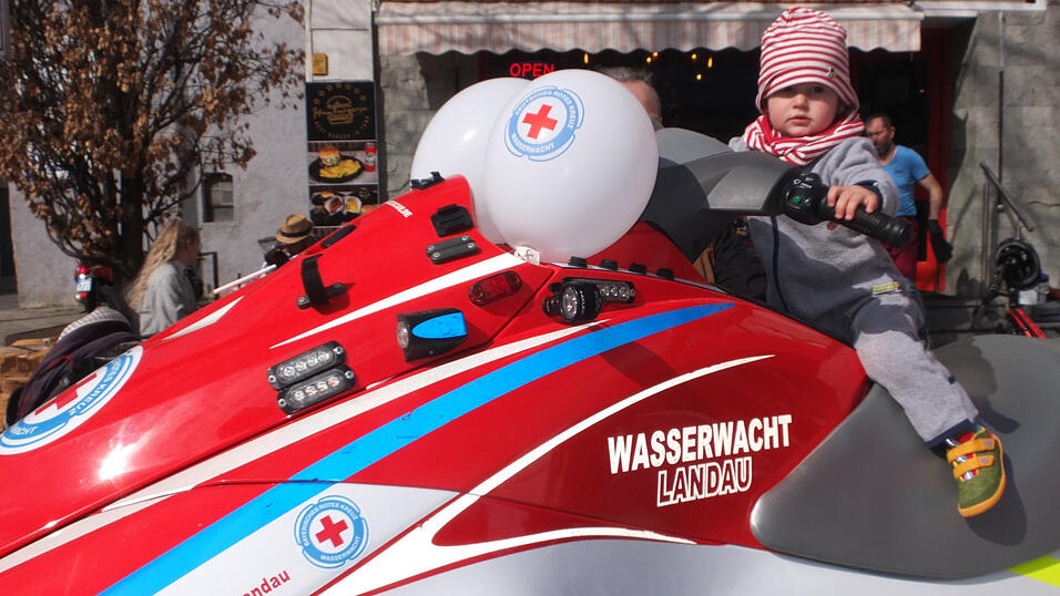 Dem kleinen Nils Wiesmann hatte es der Jet-Ski ganz besonders angetan. Am Liebsten w&auml;re er den ganzen Tag darauf sitzengeblieben.