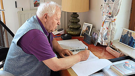 In seinem Arbeitszimmer sitzt der Wetterbeobachter t&auml;glich und macht seine Aufzeichnungen.