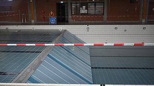 Der Stöpsel ist lange schon gezogen. Seit nunmehr fast eineinhalb Jahren ist der Badebetrieb in der Lehrschwimmhalle des Gabelsberger-Gymnasiums eingestellt. Könnte die Sanierung eine Alternative sein, um den Fortbestand des Hallenbades zu sichern? Zumindest ist eine solche jetzt ins Spiel gebracht.