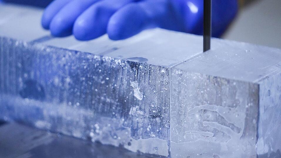 Viele Eiswürfel werden bei «Iceman» noch mit der Hand geschnitten. Viele Eiswürfel werden bei «Iceman» noch mit der Hand geschnitten.
