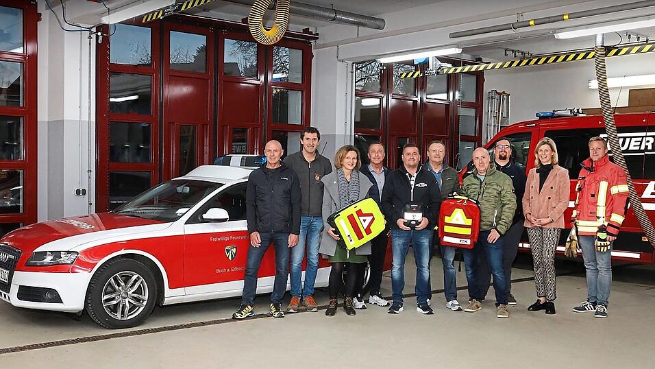 Bürgermeisterin Elisabeth Winklmaier-Wenzl (2.v.r.) und der Bucher Leiter Defi-Zubringer Thomas Kloidt (r.) freuen sich mit den großzügigen Gönnern vor dem gespendeten Auto auf den Start des Defi-Zubringers. Bürgermeisterin Elisabeth Winklmaier-Wenzl (2.v.r.) und der Bucher Leiter Defi-Zubringer Thomas Kloidt (r.) freuen sich mit den großzügigen Gönnern vor dem gespendeten Auto auf den Start des Defi-Zubringers.