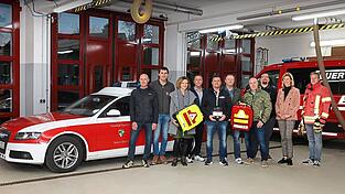 Bürgermeisterin Elisabeth Winklmaier-Wenzl (2.v.r.) und der Bucher Leiter Defi-Zubringer Thomas Kloidt (r.) freuen sich mit den großzügigen Gönnern vor dem gespendeten Auto auf den Start des Defi-Zubringers. Bürgermeisterin Elisabeth Winklmaier-Wenzl (2.v.r.) und der Bucher Leiter Defi-Zubringer Thomas Kloidt (r.) freuen sich mit den großzügigen Gönnern vor dem gespendeten Auto auf den Start des Defi-Zubringers.