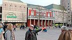 Ruhestandsarchitekt Joachim Buck erläutert den Teilnehmern der Führung Details zur Bebauung des Neupfarrplatzes anhand alter Planzeichnungen. Die Fassade der Alten Wache könnte ein Argument für den Erhalt des Kaufhof-Gebäudes sein.