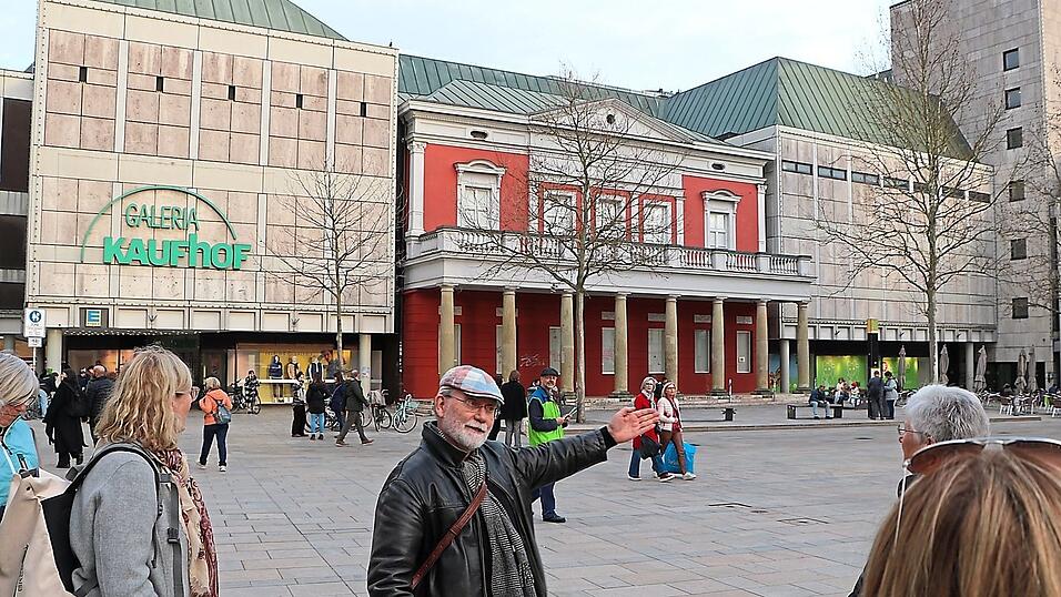 Ruhestandsarchitekt Joachim Buck erläutert den Teilnehmern der Führung Details zur Bebauung des Neupfarrplatzes anhand alter Planzeichnungen. Die Fassade der Alten Wache könnte ein Argument für den Erhalt des Kaufhof-Gebäudes sein. Ruhestandsarchitekt Joachim Buck erläutert den Teilnehmern der Führung Details zur Bebauung des Neupfarrplatzes anhand alter Planzeichnungen. Die Fassade der Alten Wache könnte ein Argument für den Erhalt des Kaufhof-Gebäudes sein.