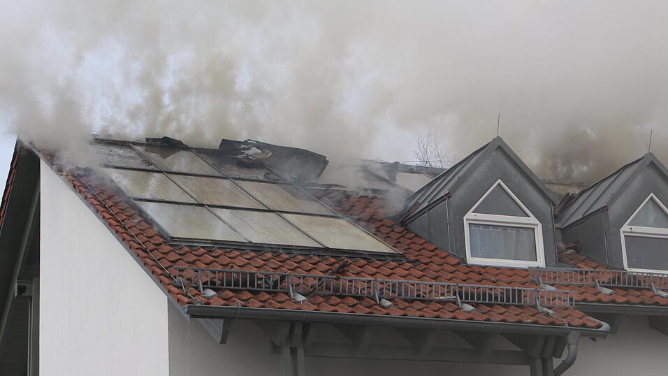 Ausgebrochen ist das Feuer im Dachstuhl