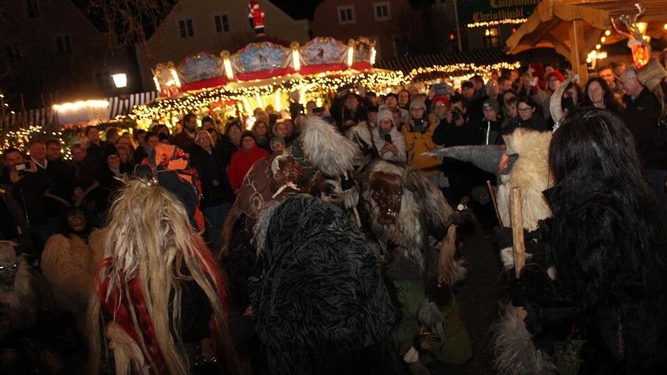 Die Perchtengruppe 'Frisinger Fratz'n' trat am Mittwochabend auf dem Landshuter Christkindlmarkt auf. Die Perchtengruppe 'Frisinger Fratz'n' trat am Mittwochabend auf dem Landshuter Christkindlmarkt auf.