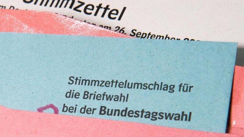 Ein Muster von einem Stimmzettelumschlag für die Briefwahl liegt auf einem Tisch. Ein Muster von einem Stimmzettelumschlag für die Briefwahl liegt auf einem Tisch.