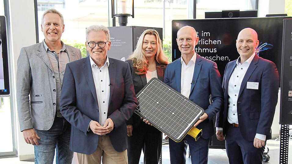 Bayernwerk-Vorstandsvorsitzender Egon Westphal (2. v. r.) präsentierte zusammen mit Vorstandsmitgliedern und Mitarbeitern die neuen Solar-Hybridleuchten, die das Unternehmen zur Straßenbeleuchtung einsetzt. Bayernwerk-Vorstandsvorsitzender Egon Westphal (2. v. r.) präsentierte zusammen mit Vorstandsmitgliedern und Mitarbeitern die neuen Solar-Hybridleuchten, die das Unternehmen zur Straßenbeleuchtung einsetzt.