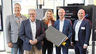 Bayernwerk-Vorstandsvorsitzender Egon Westphal (2. v. r.) präsentierte zusammen mit Vorstandsmitgliedern und Mitarbeitern die neuen Solar-Hybridleuchten, die das Unternehmen zur Straßenbeleuchtung einsetzt. Bayernwerk-Vorstandsvorsitzender Egon Westphal (2. v. r.) präsentierte zusammen mit Vorstandsmitgliedern und Mitarbeitern die neuen Solar-Hybridleuchten, die das Unternehmen zur Straßenbeleuchtung einsetzt.