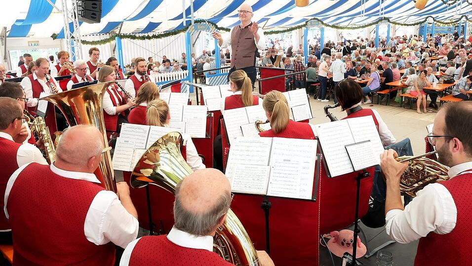 Der OB gibt den Takt an: Alexander Putz dirigiert die Stadtkapelle beim Defiliermarsch.