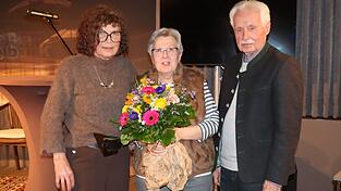 Mit einem Blumenstrau&szlig; dankten Arnfried Lausch und dessen Stellvertreterin Christa Aschenbrenner Barbara Schmauder (Mitte) f&uuml;r 15 Jahre Mitarbeit in der Tafel. Verhindert war Maria Fuchs, die ebenso lange t&auml;tig ist.