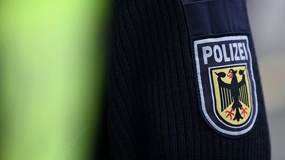 Der Polizist war privat in Uniform in dem Zug. (Symbolbild)