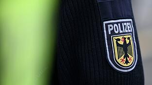 Der Polizist war privat in Uniform in dem Zug. (Symbolbild)