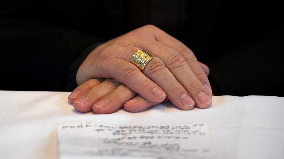Und sie bewegt sie doch nicht? Insider vermuten, dass die katholische Kirche in der Frage der wiederverheirateten Geschiedenenbei bei ihrer bisherigen Haltung bleibt.