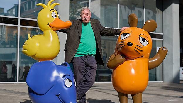 &laquo;Sendung mit der Maus&raquo;-Moderator Christoph Biemann begr&uuml;&szlig;te Elefant und Ente neben der Maus.