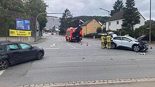 Die Fahrerin des weißen Audis hat laut Polizei den schwarzen Skoda, der Vorfahrt hatte, übersehen. Es kam zur Kollision an der Kreuzung.