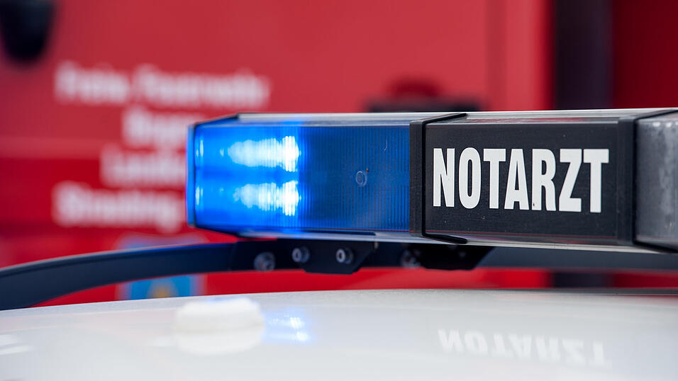 Der 27-Jährige sei bei dem Zusammenstoß auf die Straße geschleudert worden. (Archiv)