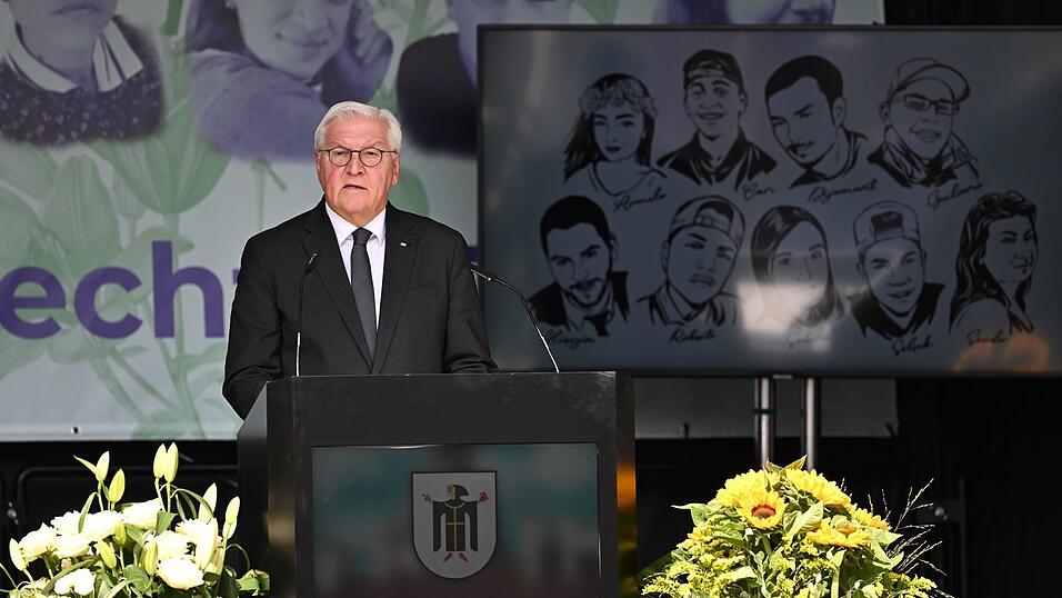 Bundespr&auml;sident Steinmeier wendet sich beim Gedenken an die Hinterbliebenen.