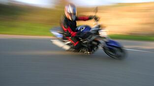 Am Sonntagnachmittag wurde ein Motorradfahrer bei M&uuml;hlhausen in der Oberpfalz mit 223 km/h gemessen. Erlaubt waren aber hier nur 100 km/h. (Symbolbild)