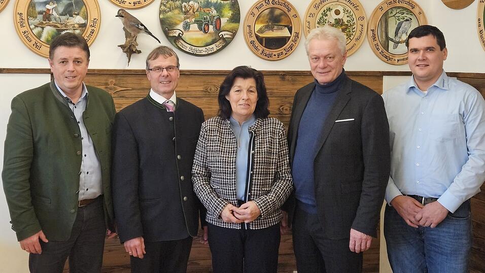 Bürgermeister Ewald Seifert, Vorsitzender Josef Harlander, Kreis- und Bezirksbäuerin Claudia Erndl, MdB Alois Rainer und Florian Petzenhauser (von links) beim Bauernjahrtag Reißing. Bürgermeister Ewald Seifert, Vorsitzender Josef Harlander, Kreis- und Bezirksbäuerin Claudia Erndl, MdB Alois Rainer und Florian Petzenhauser (von links) beim Bauernjahrtag Reißing.