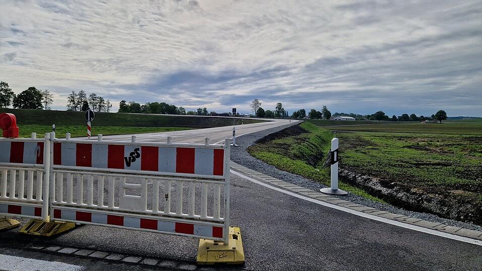 Auch die neue Auffahrt in Richtung Eggenfelden sieht schon fertig aus. Dank ihr ist k&uuml;nftig kein Linksabbiegen auf die B 20 mehr n&ouml;tig.