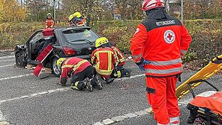 Die Kursteilnehmer verfolgten, wie Einsatzkräfte der Freiwilligen Feuerwehr Landshut und des Bayerischen Roten Kreuzes Landshut bei einer Übung eine eingeklemmte Person aus einem Auto befreiten. Die Kursteilnehmer verfolgten, wie Einsatzkräfte der Freiwilligen Feuerwehr Landshut und des Bayerischen Roten Kreuzes Landshut bei einer Übung eine eingeklemmte Person aus einem Auto befreiten.
