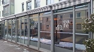 Die Mehrwertsteuersenkung auf Speisen der Gastronomie bekommen im Caf&eacute; Extra in Deggendorf auch die G&auml;ste zu sp&uuml;ren: Einige Klassiker wie das Schnitzel wurden im Preis gesenkt.