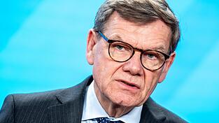 Au&szlig;enminister Johann Wadephul (CDU) setzt sich gerne auf Instagram und TikTok in Szene.