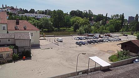 Haslbeck-Areal in Vilsbiburg: Die Fläche, die lange als öffentlicher Parkplatz genutzt wurde, ist leergeräumt. Mittlerweile sind dort auch keine Schutthaufen mehr zu sehen. Auf dem Areal entstehen in den kommenden Jahren ein Kulturhaus und ein Wirtshaus mit Schaubrauerei. Rechts im Bild ist ein Teil des Troadkastens zu sehen. Haslbeck-Areal in Vilsbiburg: Die Fläche, die lange als öffentlicher Parkplatz genutzt wurde, ist leergeräumt. Mittlerweile sind dort auch keine Schutthaufen mehr zu sehen. Auf dem Areal entstehen in den kommenden Jahren ein Kulturhaus und ein Wirtshaus mit Schaubrauerei. Rechts im Bild ist ein Teil des Troadkastens zu sehen.
