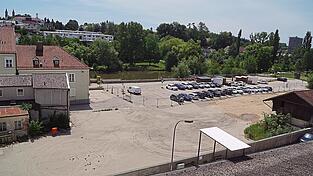 Haslbeck-Areal in Vilsbiburg: Die Fläche, die lange als öffentlicher Parkplatz genutzt wurde, ist leergeräumt. Mittlerweile sind dort auch keine Schutthaufen mehr zu sehen. Auf dem Areal entstehen in den kommenden Jahren ein Kulturhaus und ein Wirtshaus mit Schaubrauerei. Rechts im Bild ist ein Teil des Troadkastens zu sehen. Haslbeck-Areal in Vilsbiburg: Die Fläche, die lange als öffentlicher Parkplatz genutzt wurde, ist leergeräumt. Mittlerweile sind dort auch keine Schutthaufen mehr zu sehen. Auf dem Areal entstehen in den kommenden Jahren ein Kulturhaus und ein Wirtshaus mit Schaubrauerei. Rechts im Bild ist ein Teil des Troadkastens zu sehen.