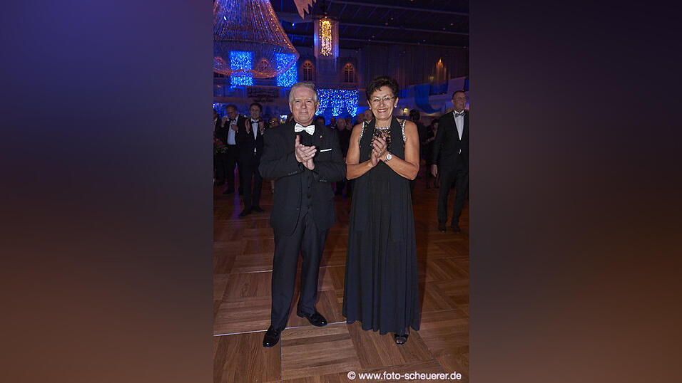 Die Metzgerzunft hat am Samstagabend in die Joseph-von-Fraunhofer-Halle eingeladen. Die Metzgerzunft hat am Samstagabend in die Joseph-von-Fraunhofer-Halle eingeladen.