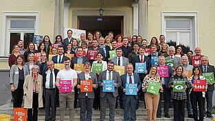 Die Teilnehmer der ersten SDG-Konferenz des Landkreises Regen mit Landr&auml;tin Rita R&ouml;hrl (vo.l.).
