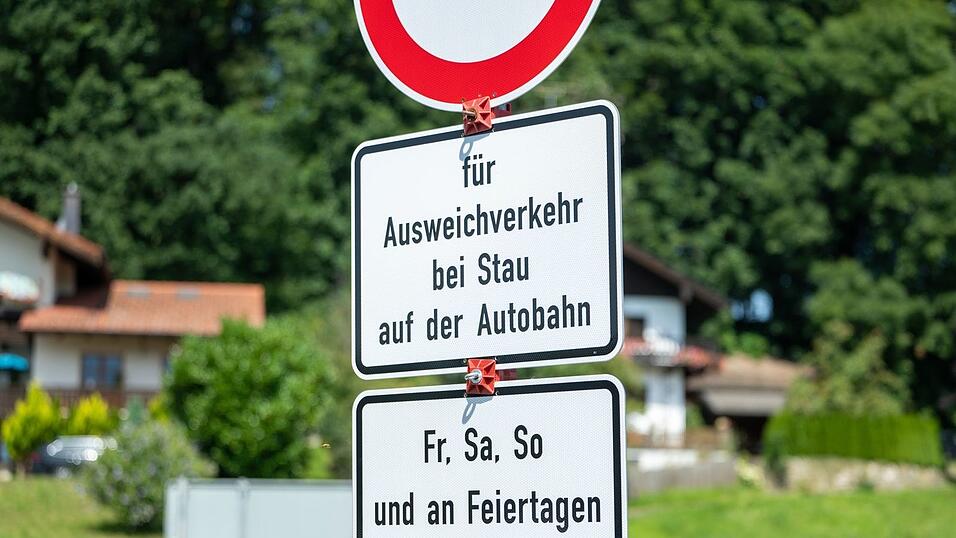 Am 15. August dieses Jahres wurden im Landkreis Rosenheim die bundesweit ersten Abfahrtsverbote bei Stau eingeführt. (Archivbild) Am 15. August dieses Jahres wurden im Landkreis Rosenheim die bundesweit ersten Abfahrtsverbote bei Stau eingeführt. (Archivbild)