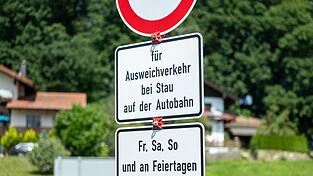Am 15. August dieses Jahres wurden im Landkreis Rosenheim die bundesweit ersten Abfahrtsverbote bei Stau eingeführt. (Archivbild) Am 15. August dieses Jahres wurden im Landkreis Rosenheim die bundesweit ersten Abfahrtsverbote bei Stau eingeführt. (Archivbild)