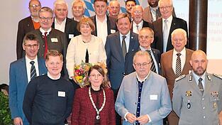 Zahlreiche Ehreng&auml;ste aus dem gesellschaftlichen Leben waren zum Neujahrsempfang der Stadt Bogen ins Kulturforum Oberalteich gekommen. Ein Teil der W&uuml;rdentr&auml;ger (von links oben): Tr&auml;ger der Verdienstmedaille Friedrich Huber, Bezirksrat Ludwig Waas, Tr&auml;ger der B&uuml;rgermedaille Herbert Schedlbauer, Landratskandidat Ewald Seifert, Tr&auml;ger der Verdienstmedaille Franz Kunst, stellvertretender Landrat Andreas Aichinger, Straubings B&uuml;rgermeister Werner Sch&auml;fer, MdL Tobias Beck, Altb&uuml;rgermeister Franz Schedlbauer, MdL Josef Zellmeier, stellvertretende Landr&auml;tin Barbara Unger, Altlandrat Alfred Reisinger, B&uuml;rgermeister Josef Fisch, Ehrenb&uuml;rger Hans Neueder, B&uuml;rgermeister Fritz Bittner, Hendrik Vedder, B&uuml;rgermeisterin Andrea Probst, Landrat Josef Laumer und Kommandeur Florian Balthasar