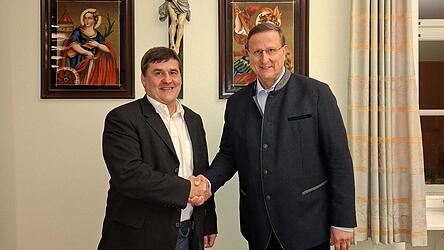 Der amtierende B&uuml;rgermeister Markus M&uuml;ller w&uuml;nscht seinem Nachfolger Dr. Johannes M&uuml;ller (l.) ein gl&uuml;ckliches H&auml;ndchen.