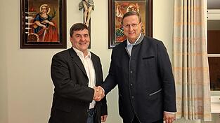 Der amtierende B&uuml;rgermeister Markus M&uuml;ller w&uuml;nscht seinem Nachfolger Dr. Johannes M&uuml;ller (l.) ein gl&uuml;ckliches H&auml;ndchen.