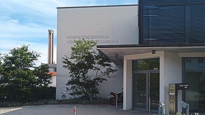 Gegen zwei ehemalige Lehrkr&auml;fte des Kompetenzzentrums f&uuml;r Gesundheitsberufe in Vilsbiburg laufen Ermittlungen.