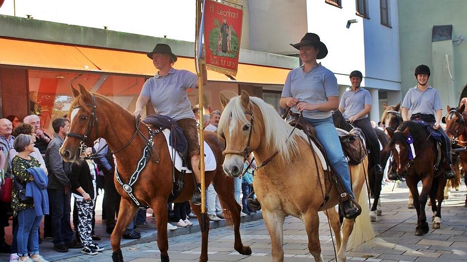 Viele Besucher verfolgten am Sonntag den Umzug auf dem Vilsbiburger Stadtplatz. Viele Besucher verfolgten am Sonntag den Umzug auf dem Vilsbiburger Stadtplatz.