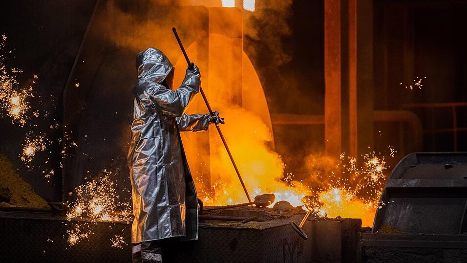 Würde Deutschland seine Stahlproduktion ins Ausland auslagern, drohten im Krisenfall Milliardenverluste für die Volkswirtschaft, sagt eine neue Studie der Uni Mannheim. (Archivbild) Würde Deutschland seine Stahlproduktion ins Ausland auslagern, drohten im Krisenfall Milliardenverluste für die Volkswirtschaft, sagt eine neue Studie der Uni Mannheim. (Archivbild)