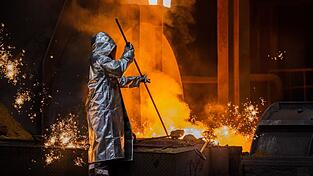 Würde Deutschland seine Stahlproduktion ins Ausland auslagern, drohten im Krisenfall Milliardenverluste für die Volkswirtschaft, sagt eine neue Studie der Uni Mannheim. (Archivbild) Würde Deutschland seine Stahlproduktion ins Ausland auslagern, drohten im Krisenfall Milliardenverluste für die Volkswirtschaft, sagt eine neue Studie der Uni Mannheim. (Archivbild)